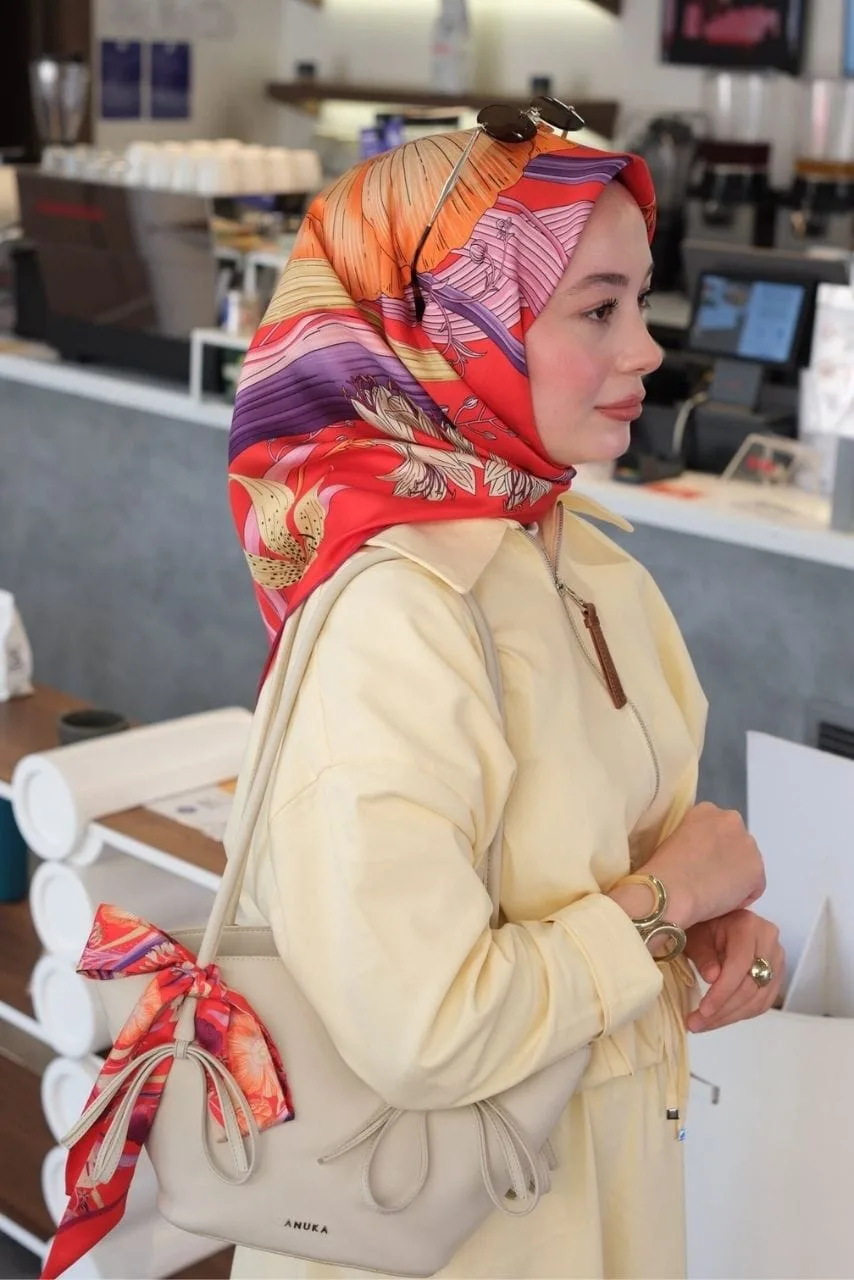 Çiçek Buketi %100 Twill İpek / Kırmızı Eşarp